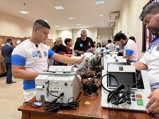 2ª Zona Eleitoral realiza primeira audiência pública de carga das urnas no Amapá
