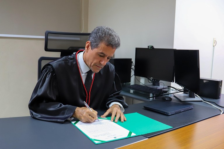 Advogado Galliano Cei toma posse como juiz substituto do TRE-AP