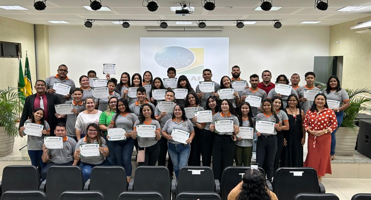 Alunos da Escola Paulo Melo participam de cerimônia de diplomação Alunos da Escola Paulo Melo participam de cerimônia de diplomação