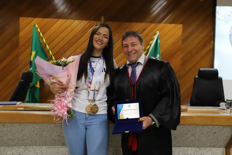 Atleta Wanna Brito recebe homenagem do TRE Amapá