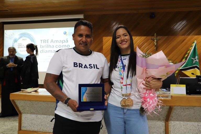 Atleta Wanna Brito recebe homenagem do TRE Amapá