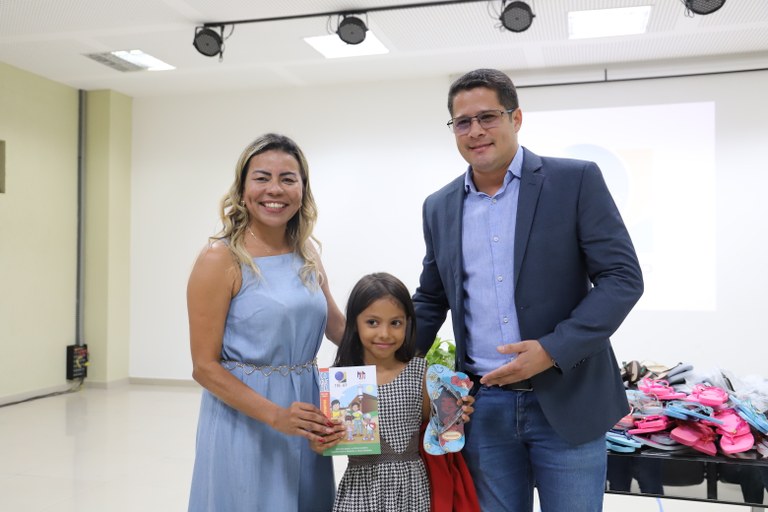Cidadania: TRE Amapá entrega sandálias para alunos da Escola Municipal Maestro Miguel