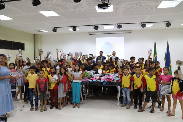 Cidadania: TRE Amapá entrega sandálias para alunos da Escola Municipal Maestro Miguel Cidadania: TRE Amapá entrega sandálias para alunos da Escola Municipal Maestro Miguel
