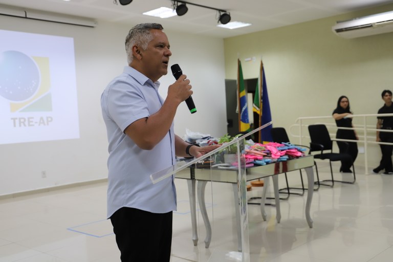 Cidadania: TRE Amapá entrega sandálias para alunos da Escola Municipal Maestro Miguel