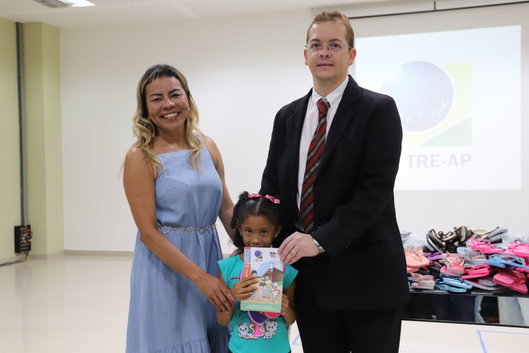 Cidadania: TRE Amapá entrega sandálias para alunos da Escola Municipal Maestro Miguel
