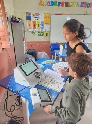 A atividade promove educação ambiental e cívica para crianças e adolescentes da comunidade