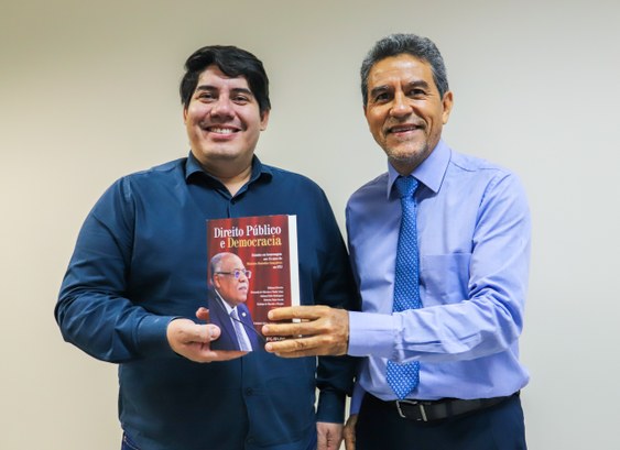 Corregedor Eleitoral e servidor do TRE-AP participam de livro como autores de artigo jurídico A publicação faz parte da obra “Direito Público e Democracia – Estudos em homenagem aos 15 anos ...