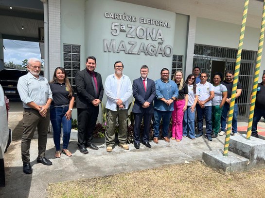 Corregedor Eleitoral visita cartório de Mazagão, encerra inspeção e elogia equipe pelo ótimo desempenho Ele elogiou o trabalho dos servidores tanto na parte administrativa quanto no andamento dos proc...