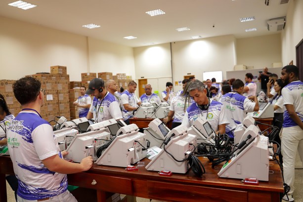 Eleições 2024: TRE Amapá inicia cerimônia de carga e lacração das urnas eletrônicas da 2ª Zona E...