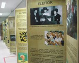 A exposição faz uma leitura da evolução histórica das eleições