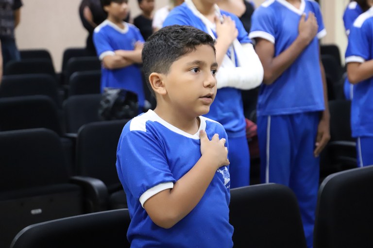 Estudantes da Escola José de Alencar são diplomados após participarem do Programa Eleitor do Futuro