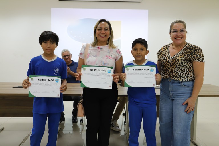 Estudantes da Escola José de Alencar são diplomados após participarem do Programa Eleitor do Futuro