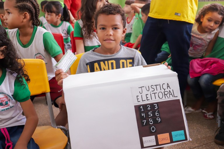 Estudantes do Ensino Fundamental participam de ação do Programa Eleitor do Futuro