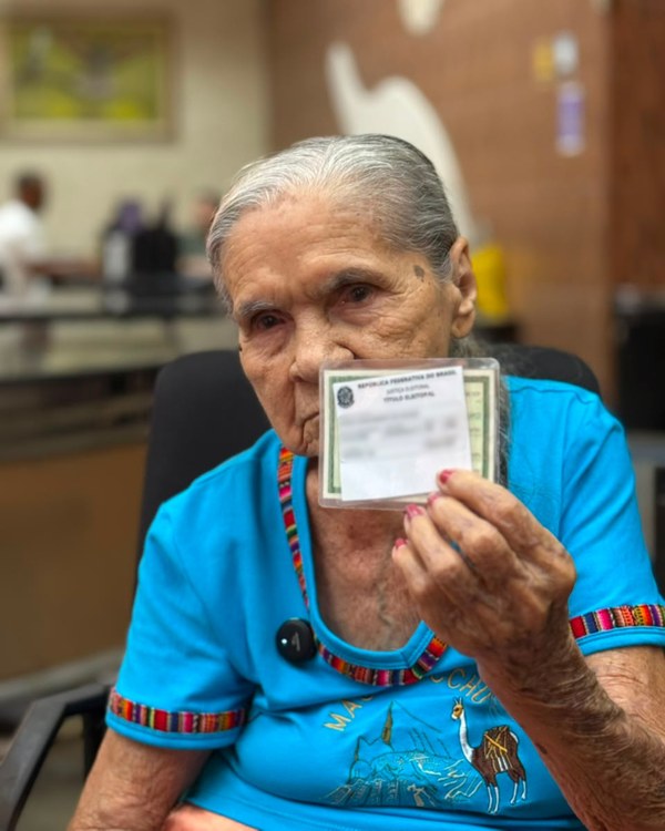 Exemplo de cidadania: aos 96 anos, eleitora de Macapá está pronta para ir às urnas em 2026