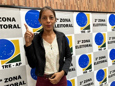 Intérpretes de Libras facilitam acesso aos serviços eleitorais: TRE-AP promove ação de inclusão de eleitores surdos Durante dois dias, os profissionais estiveram à disposição do público nos cartórios de todas as ...