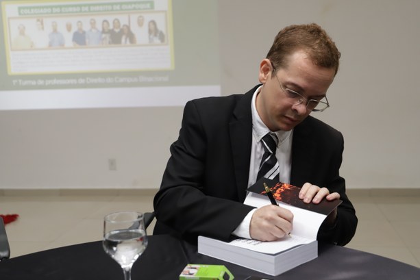 Juiz Diego Moura lançou livro no auditório da EJE-AP