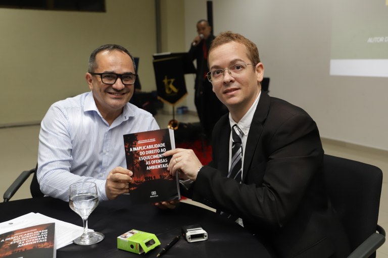 Juiz Diego Moura lançou livro no auditório da EJE-AP