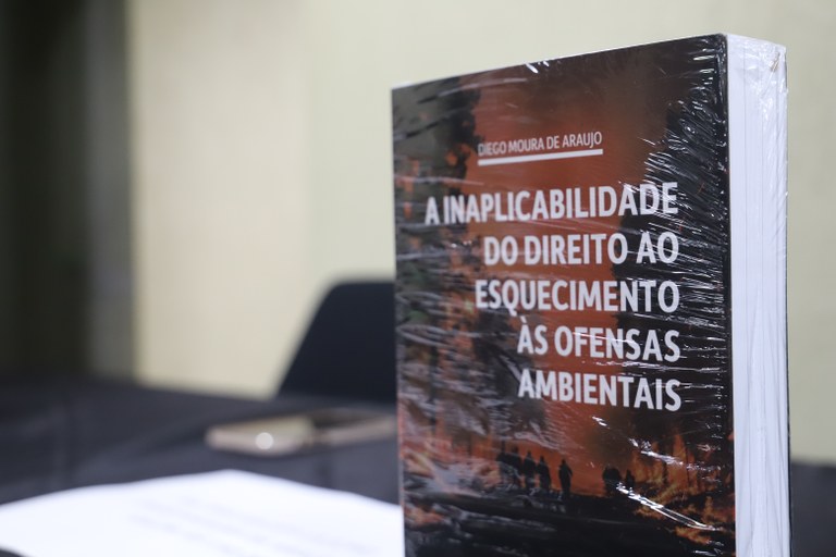 Juiz Diego Moura lançou livro no auditório da EJE-AP