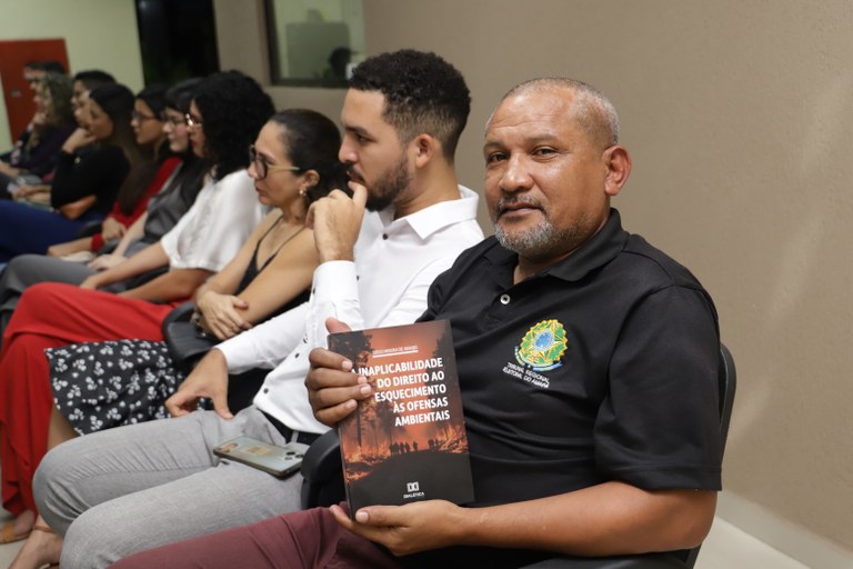 Juiz Diego Moura lançou livro no auditório da EJE-AP