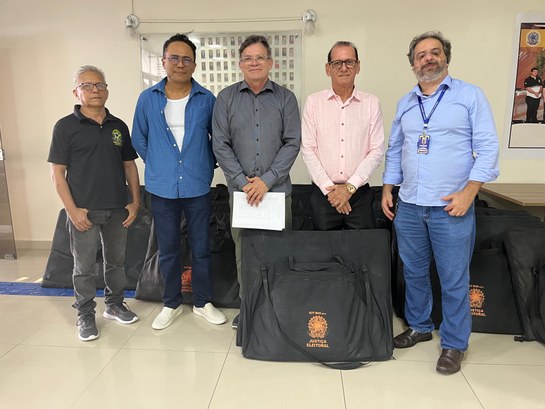 Justiça Eleitoral do Amapá doa kits de cenário móvel para Polícia Científica do Amapá O material servirá de apoio à implantação da Carteira de Identidade Nacional (CIN).