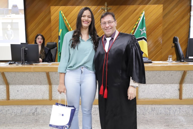 Justiça Eleitoral do Amapá faz a entrega de aparelho auditivo para atleta medalhista