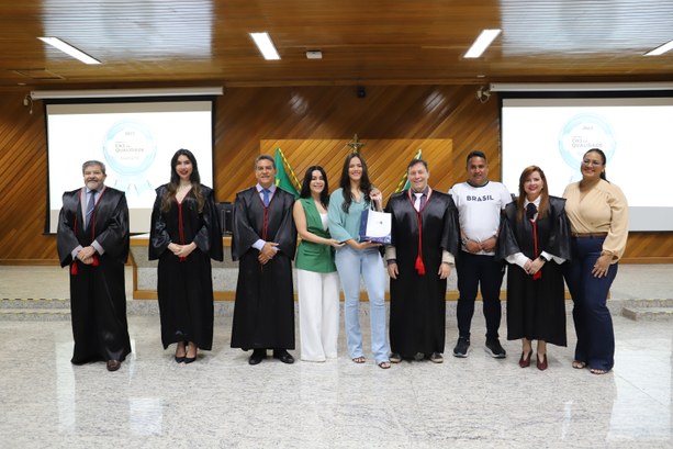 Justiça Eleitoral do Amapá faz a entrega de aparelho auditivo para atleta medalhista Justiça Eleitoral do Amapá faz a entrega de aparelho auditivo para atleta medalhista