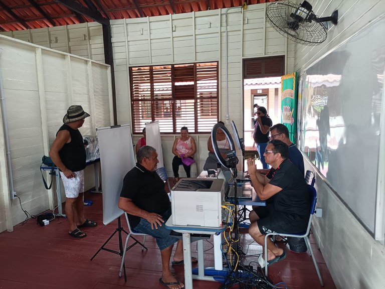 Justiça Eleitoral leva atendimento a comunidades ribeirinhas de Itaubal Durante a ação, foram realizados atendimentos como alistamento eleitoral, revisão de dados, regu...