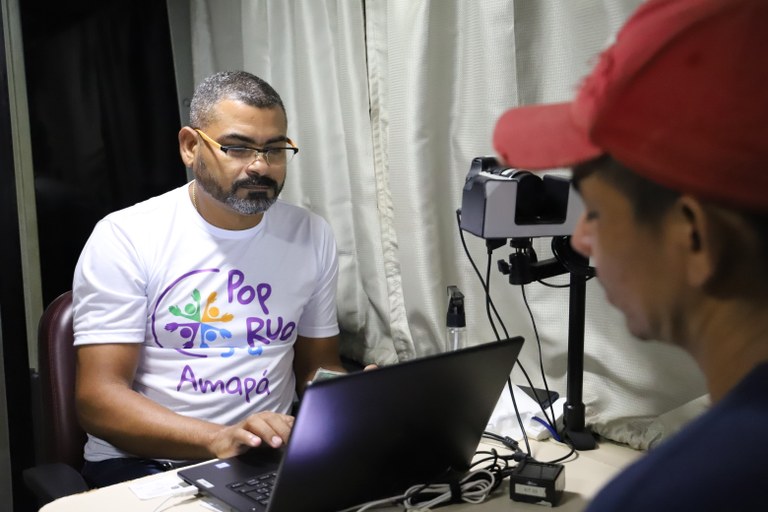 Justiça Eleitoral participa de ação para atender eleitores em situação de rua em Macapá