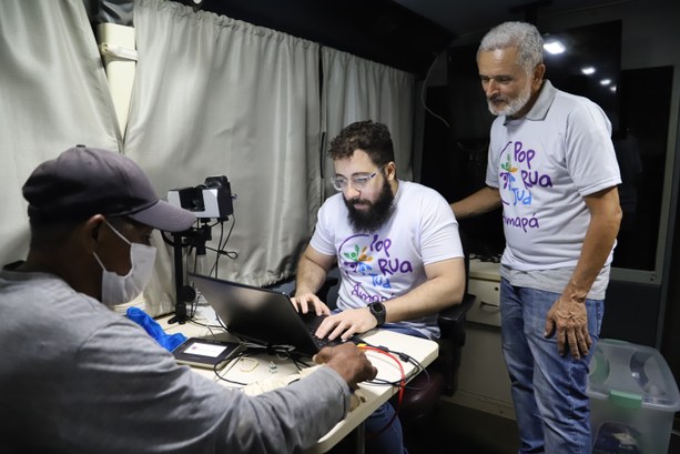 Justiça Eleitoral participa de ação para atender eleitores em situação de rua em Macapá