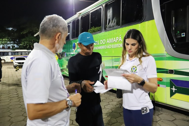 Justiça Eleitoral participa de ação para atender eleitores em situação de rua em Macapá