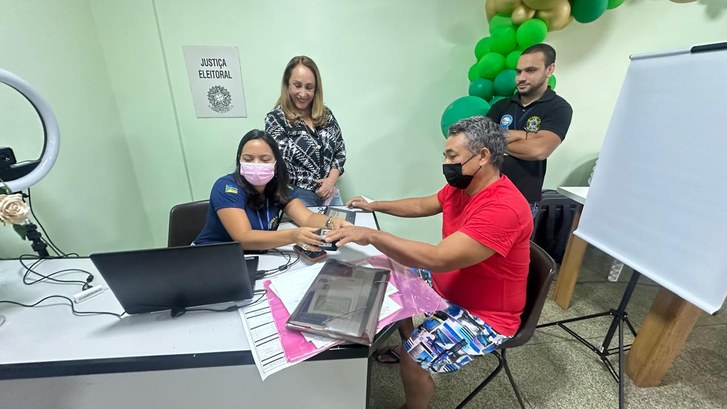 Justiça Eleitoral realiza atendimento itinerante a eleitor internado no Hospital das Clínicas