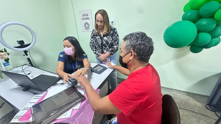 Justiça Eleitoral realiza atendimento itinerante a eleitor internado no Hospital das Clínicas