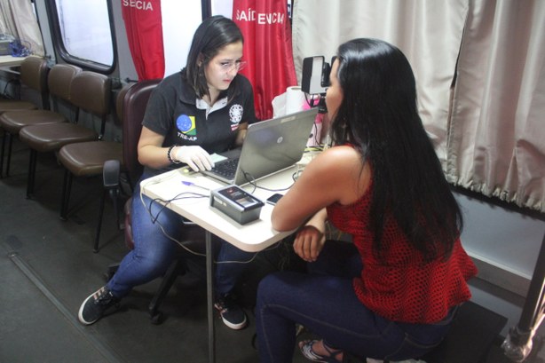 Justiça eleitoral realiza atendimento itinerante em novos locais de votação em Macapá ¬A unidade móvel irá atender eleitores da 10ª Zona eleitoral que desejam mudar seu lugar de votação