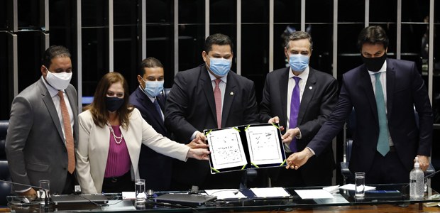 Ministro Roberto Barroso participa da Sessão Solene do Congresso Nacional de promulgação da Emenda Constitucional n 107 de 2020, que adia em razão da pandemia (Covid-19), as eleições municipais de outubro de 2020 em 02.07.2020 Ministro Roberto Barroso participa da Sessão Solene do Congresso Nacional de promulgação da Emen...