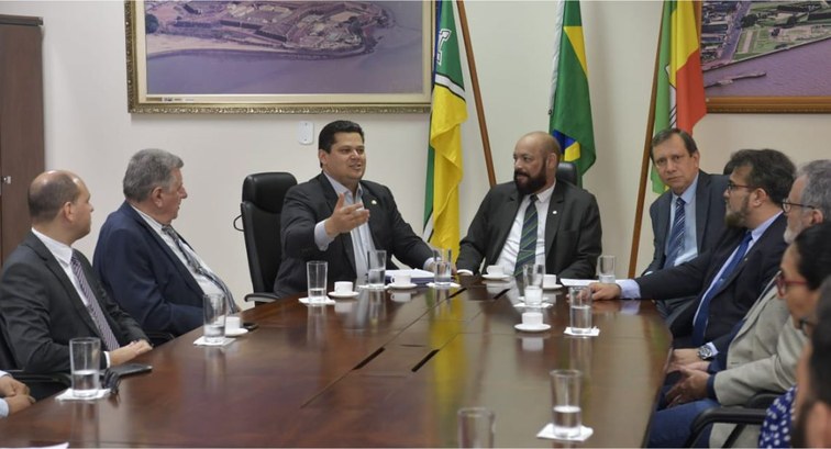 Cumprindo agenda no Amapá, o presidente do Senado Federal, senador Davi Alcolumbre, reuniu com o...