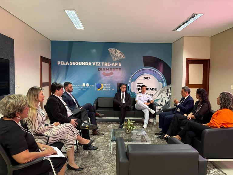 Presidente do TRE Amapá recebe visita da Capitania dos Portos e é homenageado com a Medalha Amig...