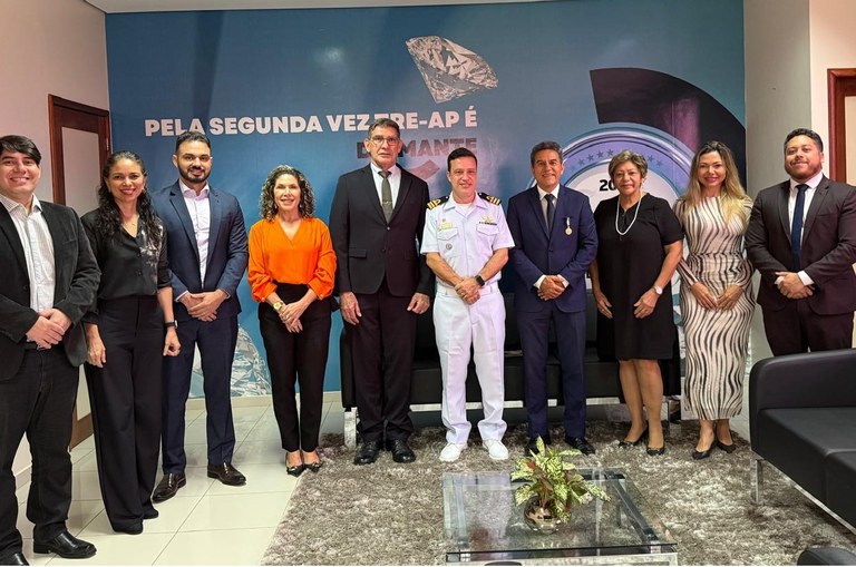 Presidente do TRE Amapá recebe visita da Capitania dos Portos e é homenageado com a Medalha Amig...