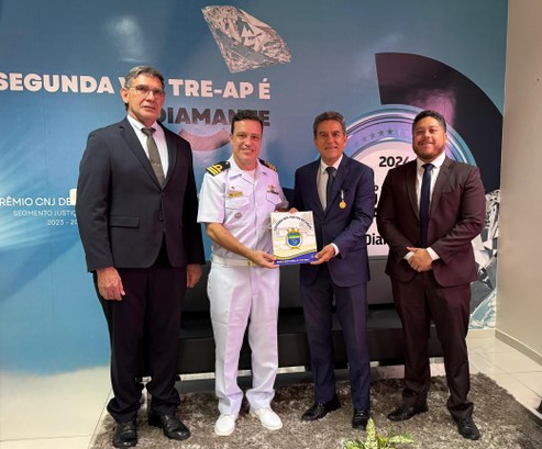 Presidente do TRE Amapá recebe visita da Capitania dos Portos e é homenageado com a Medalha Amig...