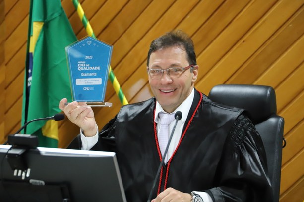 TRE Amapá brilha como Diamante: Presidente da corte agradece a equipe pelo emprenho na conquista do selo Diamante do CNJ Em sessão administrativa, membros da Corte parabenizam os integrantes da Justiça Eleitoral amapa...
