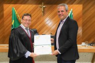 Entrega aconteceu durante a 20ª Sessão Administrativa do TRE Amapá