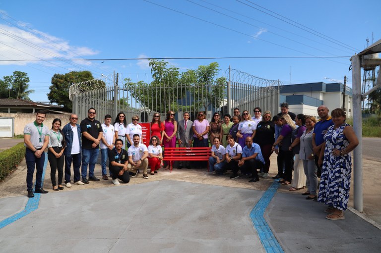 TRE Amapá inaugura Bancos Vermelhos como símbolo de enfrentamento ao feminicídio