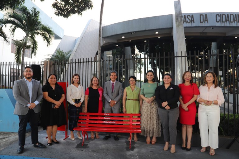 TRE Amapá inaugura Bancos Vermelhos como símbolo de enfrentamento ao feminicídio