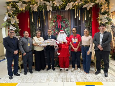 TRE Amapá participa da campanha “Papai Noel dos Correios” e leva alegria a crianças ribeirinhas