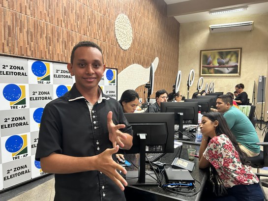 TRE Amapá reforça acessibilidade com intérpretes de Libras na reta final do Cadastro Eleitoral TRE Amapá reforça acessibilidade com intérpretes de Libras na reta final do Cadastro Eleitoral