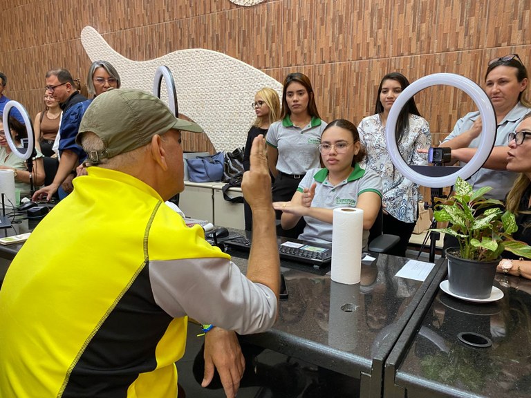 TRE-AP Acessível: eleitores surdos são atendidos como parte de oficina de Libras ministrada para servidores das Zonas Eleitorais Participantes da oficina puderam colocar em prática conteúdos aprendidos em sala