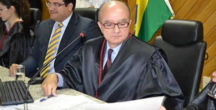 Desembargado Raimundo Vales assinando documento no pleno