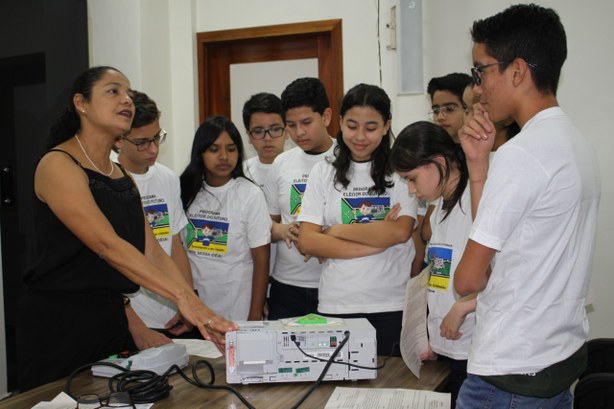 TRE/AP promove capacitação de alunos do projeto Eleitor do Futuro Projeto já contemplou duas escolas neste início de ano