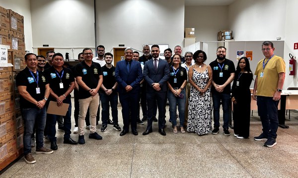 TRE-AP realiza carga e lacre das urnas eletrônicas da 10ª Zona Eleitoral