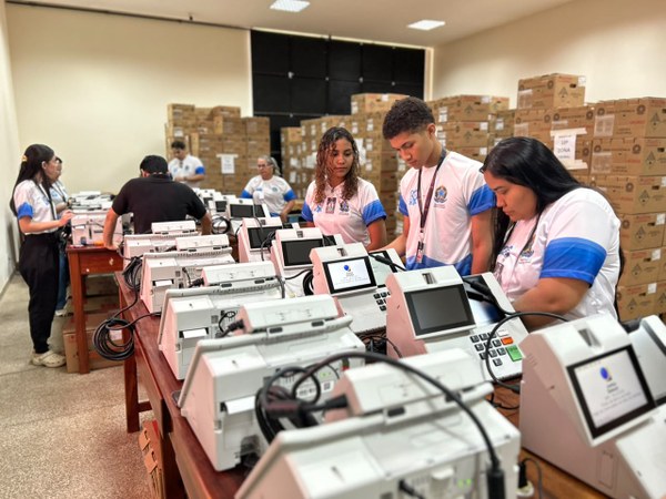 TRE-AP realiza carga e lacre das urnas eletrônicas da 10ª Zona Eleitoral