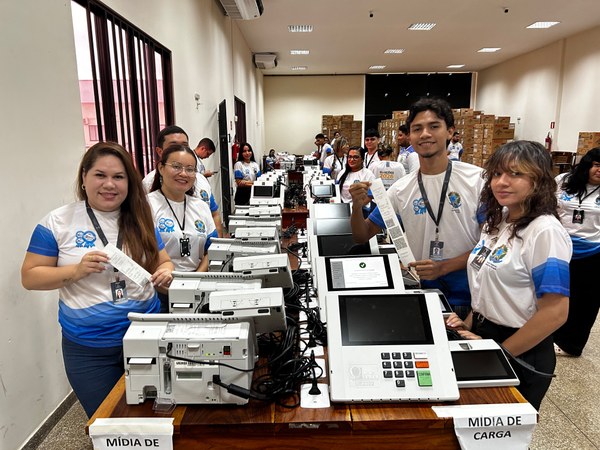 TRE-AP realiza carga e lacre das urnas eletrônicas da 10ª Zona Eleitoral
